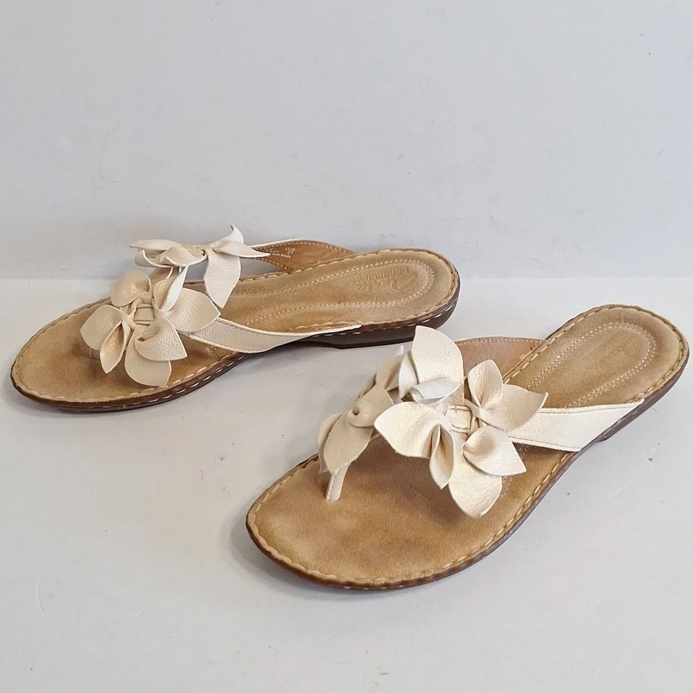 Clarks Cream Leather Metallic Coquette Sandal with Floral Embellishment Size 7.5